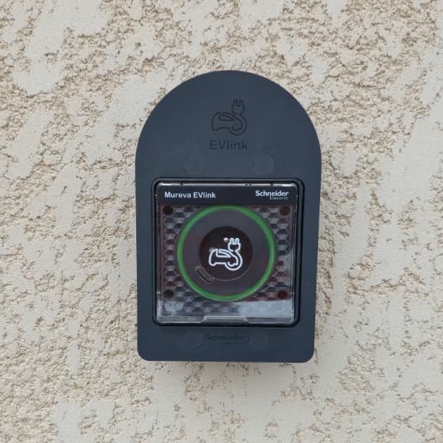 Installation borne de recharge électrique – SUNPART